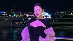 Nữ y tá chạy bộ Loan Barbie lại khiến fan thẫn thờ