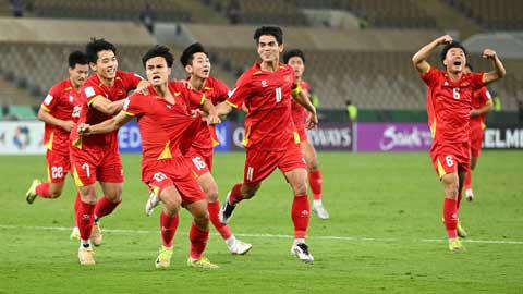 Lý Đức lấy biển quảng cáo làm trống, U23 Việt Nam ăn mừng tưng bừng sau khi hạ U23 UAE