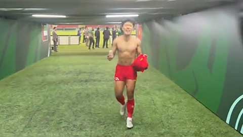 Lý Đức cởi áo ăn mừng cực 