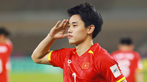 Chân phải bị đau, Đình Bắc kiến tạo chân trái và ghi bàn bằng đầu