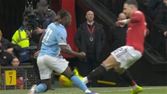 Vì sao Diogo Dalot thoát thẻ đỏ trong derby Manchester?