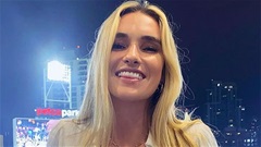 Kayla Simmons bắt trend 'nhìn lại 2016'