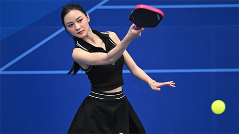 Á hậu Cẩm Ly được khen xinh như thiên thần trên sân pickleball