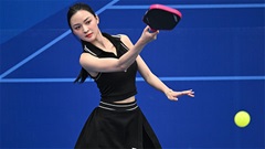 Á hậu Cẩm Ly được khen xinh như thiên thần trên sân pickleball