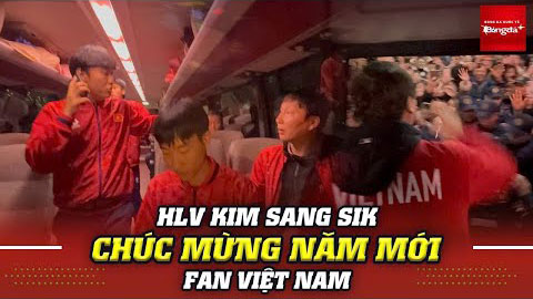  HLV Kim Sang Sik xin mở cửa xe xuống nói 'Chúc mừng năm mới' CĐV trước khi về nhà nghỉ ngơi