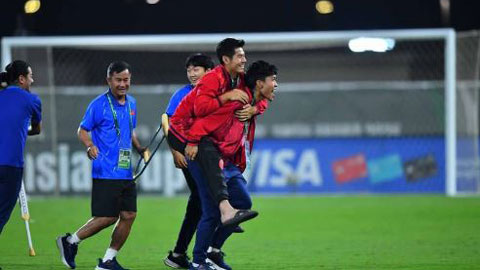 Xúc động hình ảnh Lý Đức cõng Hiểu Minh ăn mừng tấm HCĐ cùng U23 Việt Nam