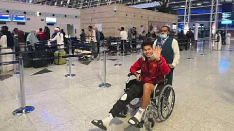 Hiểu Minh chống nạng, được hỗ trợ xe lăn khi về Việt Nam