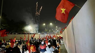 VIDEO Rực đỏ khi các CĐV đổ ra đường ăn mừng tấm HCĐ của U23 Việt Nam tại giải châu Á