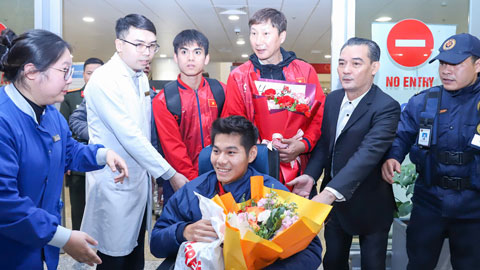 Toàn cảnh U23 Việt Nam cập bến sân bay Nội Bài trong tình yêu thương của NHM