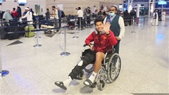 U23 Việt Nam về nước giữa đêm, Hiểu Minh được hỗ trợ xe lăn