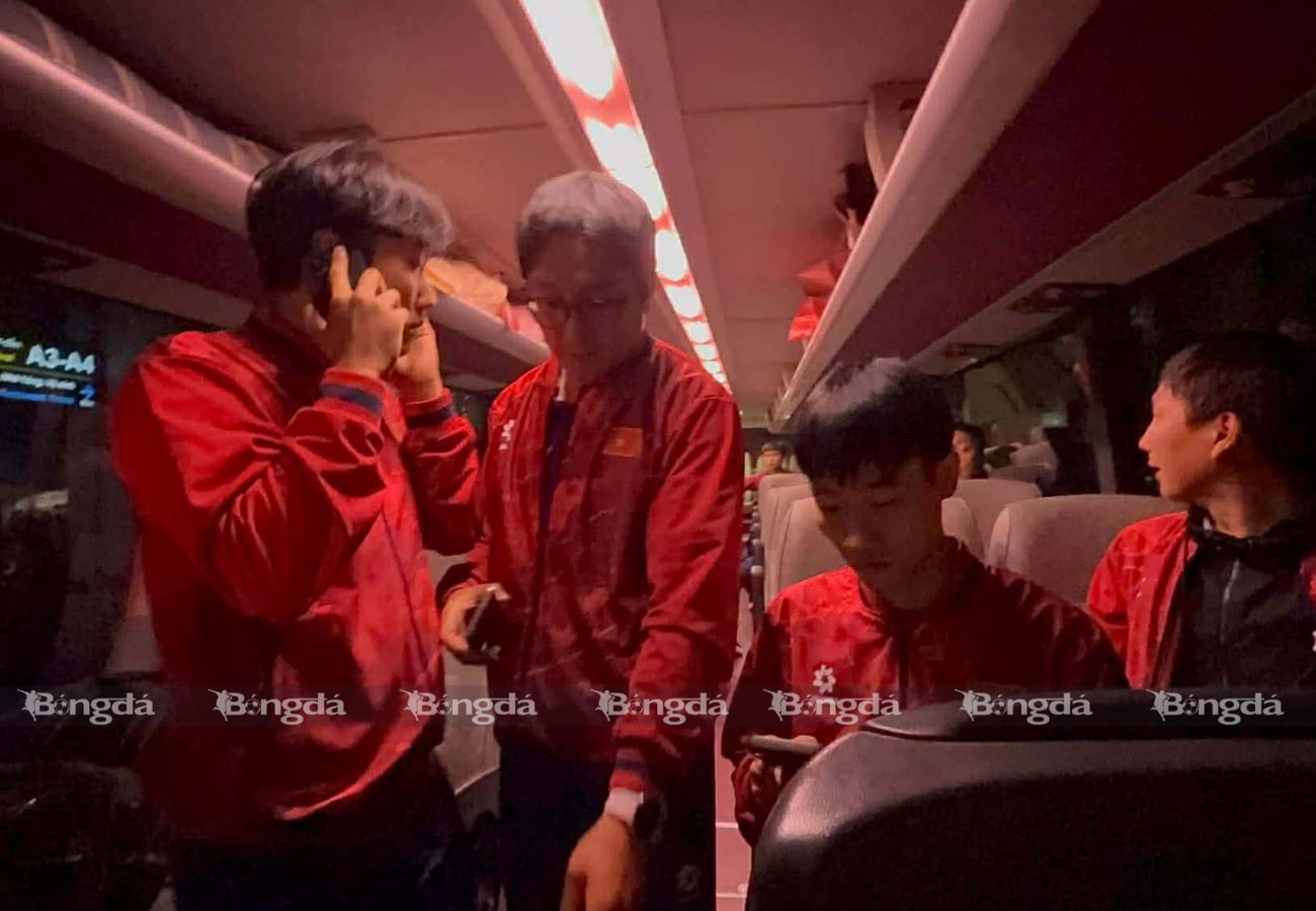 Trực tiếp U23 Việt Nam về nước: Bên trong xe chở đội về