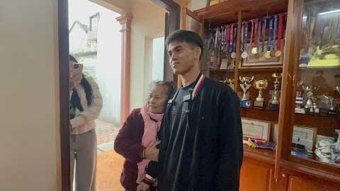 Khuất Văn Khang xử lý bình tĩnh khi fan đặc biệt ghé thăm dù đang giới thiệu bộ sưu tập huy chương