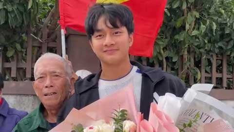 Thủ môn Cao Văn Bình e thẹn bên NHM trong ngày trở về quê hương Nghệ An