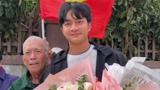 Thủ môn Cao Văn Bình e thẹn bên NHM trong ngày trở về quê hương Nghệ An