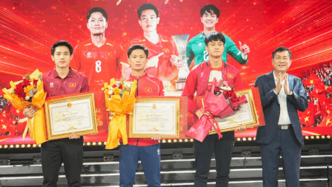 Đình Bắc, Văn Bình, Quốc Cường nhận thưởng nóng 150 triệu từ tỉnh Nghệ An