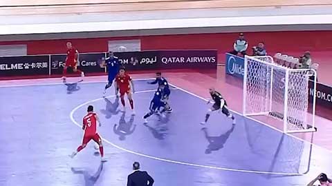 Từ Minh Quang dứt điểm gọn gàng ghi bàn (Trực tiếp: Futsal Việt Nam 3-3 Futsal Kuwait)