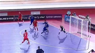 Từ Minh Quang dứt điểm gọn gàng ghi bàn (Trực tiếp: Futsal Việt Nam 3-3 Futsal Kuwait)