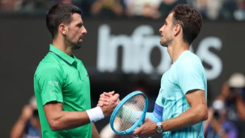 Vận may giúp Novak Djokovic ghi danh bán kết Australian Open 2026, chờ đợi Sinner