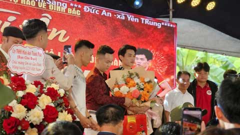 Đình Bắc vất vả ký tặng hàng ngàn CĐV Nghệ An tại buổi tiệc chiêu đãi của gia đình