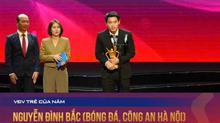 Đình Bắc trả lời MC, đổi danh xưng từ 'em' sang 'cháu', xúc động lên nhận giải VĐV trẻ của năm
