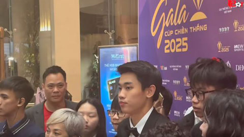 Đình Bắc bị fan quây kín sau Gala Cúp Chiến thắng 2025, vội vã bắt taxi trở về CLB CAHN