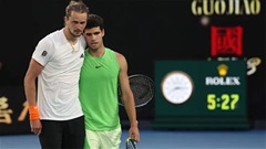 Alcaraz vượt qua chuột rút và Zverev, cách Grand Slam lịch sử đúng một trận