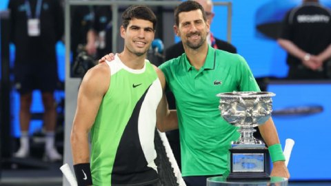 Carlos Alcaraz xuất sắc hạ Novak Djokovic, vô địch Australian Open 2026