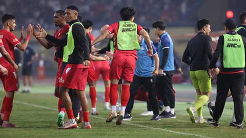 Đình Bắc vỡ oà cảm xúc sau cú đá phạt đền thành công của Alan