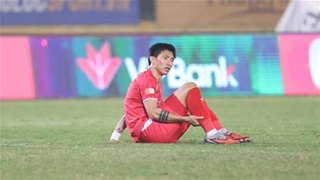 Văn Hậu tập tễnh rời sân, Thái Sơn phải nhờ đồng đội cõng vì không thể đi lại bình thường