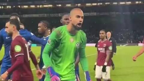 Robert Sanchez cãi tay đôi với fan Chelsea