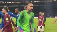 Robert Sanchez cãi tay đôi với fan Chelsea