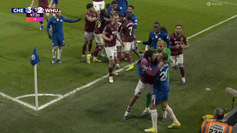 Xô xát, bóp cổ và thẻ đỏ trong đêm kịch tính ở Stamford Bridge