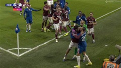 Xô xát, bóp cổ và thẻ đỏ trong đêm kịch tính ở Stamford Bridge
