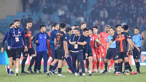 HLV của Ninh Bình nhận án phạt sau khi lao vào sân suýt “ăn thua” với trọng tài Malaysia 