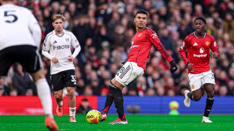 Carragher thừa nhận sai lầm sau phát biểu gây tranh cãi về Casemiro