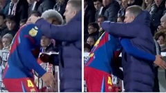 Cái ôm của Araujo và phong cách quản trị đặc biệt của Hansi Flick ở Barca