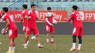 Nhật Minh hỗ trợ Việt kiều Canada hòa nhập với đội bóng của HLV Chu Đình Nghiêm