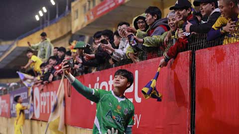 Cao Văn Bình và đồng đội nhảy đèn led chia vui với fan sau chiến thắng 4-1 của SLNA trước Thể Công