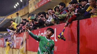 Cao Văn Bình và đồng đội nhảy đèn led chia vui với fan sau chiến thắng 4-1 của SLNA trước Thể Công