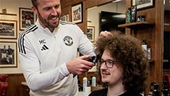 Fan MU nói gì khi sắp được cắt tóc nhờ... HLV Carrick?
