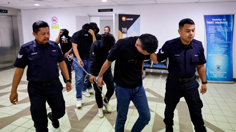 Dương tính với cần sa và đốt pháo sáng, 33 CĐV Malaysia phải xộ khám