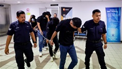 Dương tính với cần sa và đốt pháo sáng, 33 CĐV Malaysia phải xộ khám