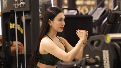 Mỹ nhân phòng gym Trang Lê khoe vòng 1 căng tràn