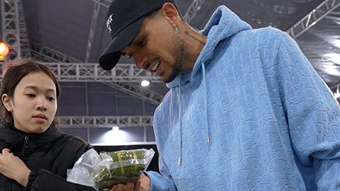 Đỗ Hoàng Hên tìm mua bánh chưng chay đón Tết