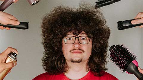 Fan cuồng MU lại phải chờ để cắt tóc