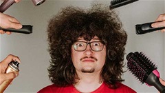 Fan cuồng MU lại phải chờ để cắt tóc