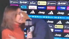 Nữ MC lên tiếng sau ồn ào bị HLV Spalletti hôn ngay trên sóng