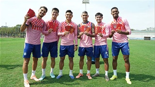 Đỗ Hoàng Hên, Duy Mạnh, Xuân Mạnh và đồng đội khoe lì xì của chủ tịch Đỗ Vinh Quang ngày hội quân 