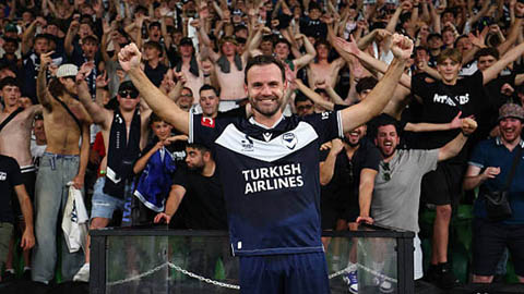 Cựu sao MU lập siêu phẩm từ gần giữa sân ở giải Australia