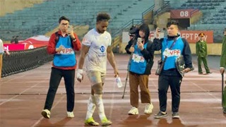 VIDEO: Xuân Son 'giận cá chém thớt', ném chai nước xả cơn bực tức sau khi cãi nhau với trọng tài